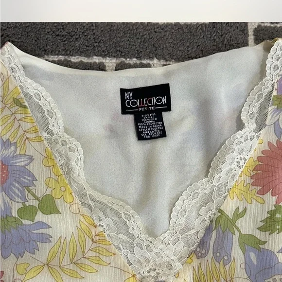 Pastel Floral print silk with lace hemmed neckline and shoulders. Side zipper. - Picture 7 of 7